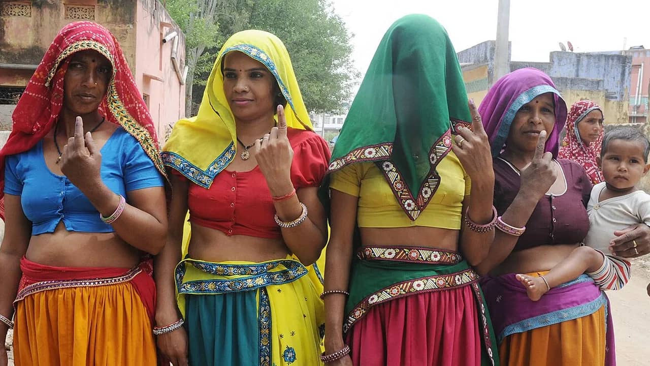 जयपुर ग्रामीण क्षेत्र में मतदान के बाद स्याही का निशान दिखाती महिलाएं — सरपंच के अधिकार (प्रतीकात्मक)