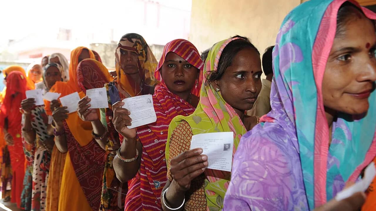 जयपुर के बस्सी में मतदान केंद्र पर कतार में महिला मतदाता — पंचायत चुनाव में लाभ का पद (प्रतीकात्मक)
