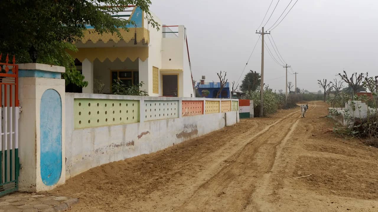 बीकानेर के पास एक गांव की कच्ची गली और बिजली के खंभे — ग्राम पंचायत का बजट (प्रतीकात्मक)