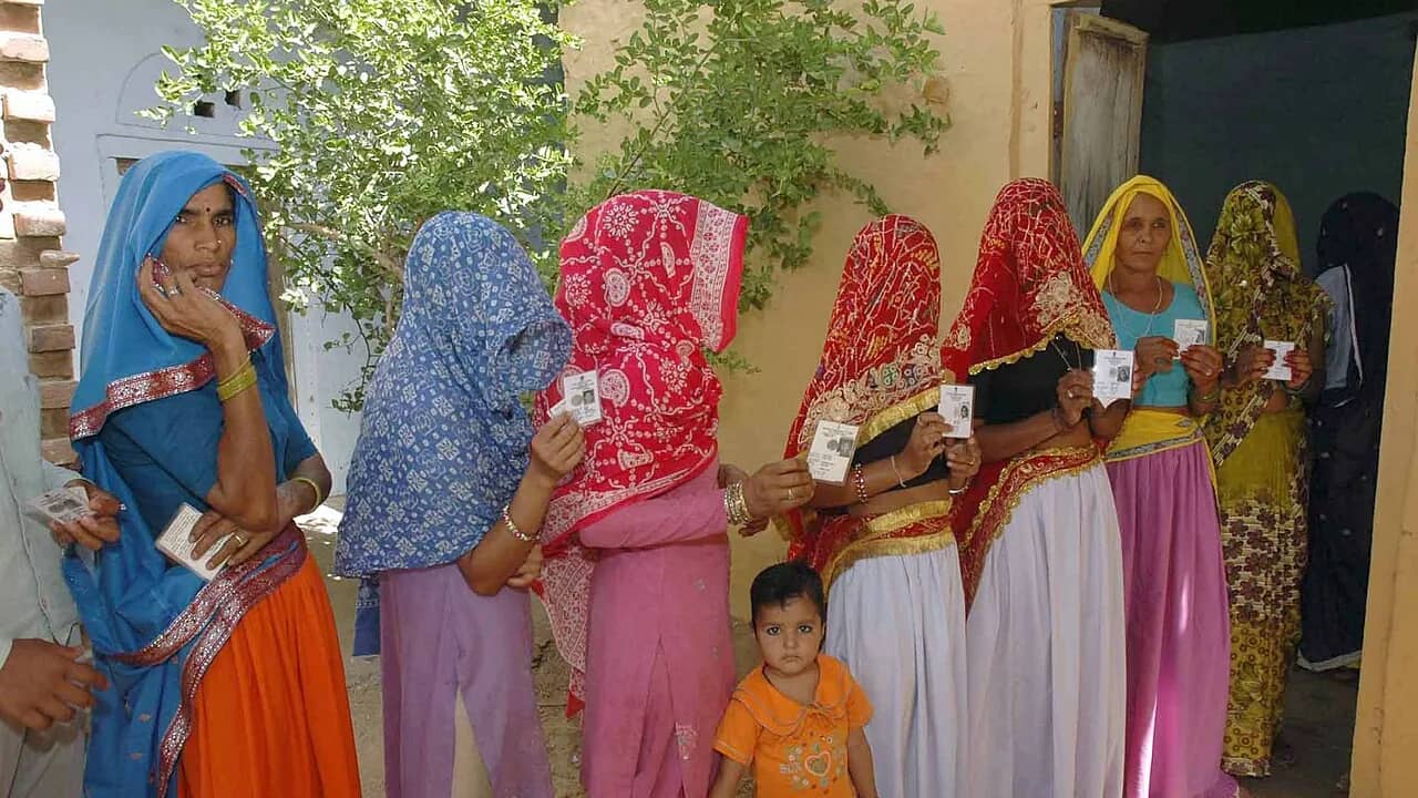 अलवर के जकराना गांव के मतदान केंद्र पर पहचान पत्र के साथ कतार में महिला मतदाता — उप-सरपंच चुनाव (प्रतीकात्मक)