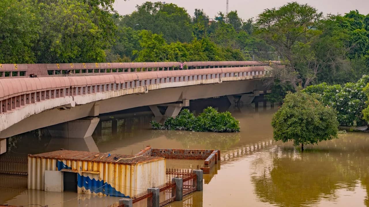 राजस्थान में कल का मौसम (25 जुलाई): सिरोही-जालोर में ऑरेंज अलर्ट, सिस्टम पश्चिम की ओर खिसका — 28 जुलाई से राहत